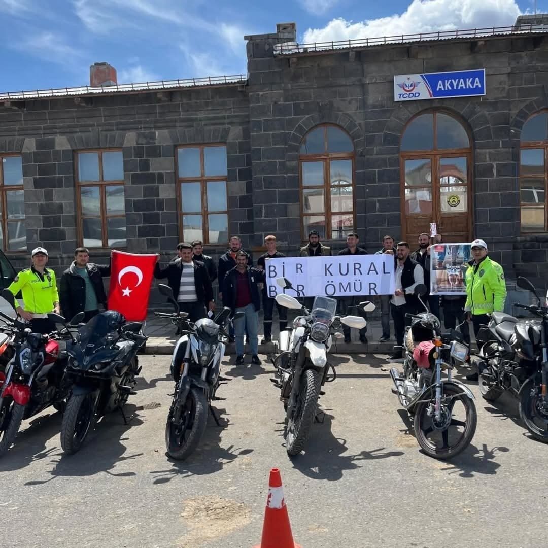 Kars’ta motosiklet sürücüleri “Bir Kural Bir Ömür” Projesi ile bilgilendirildi.