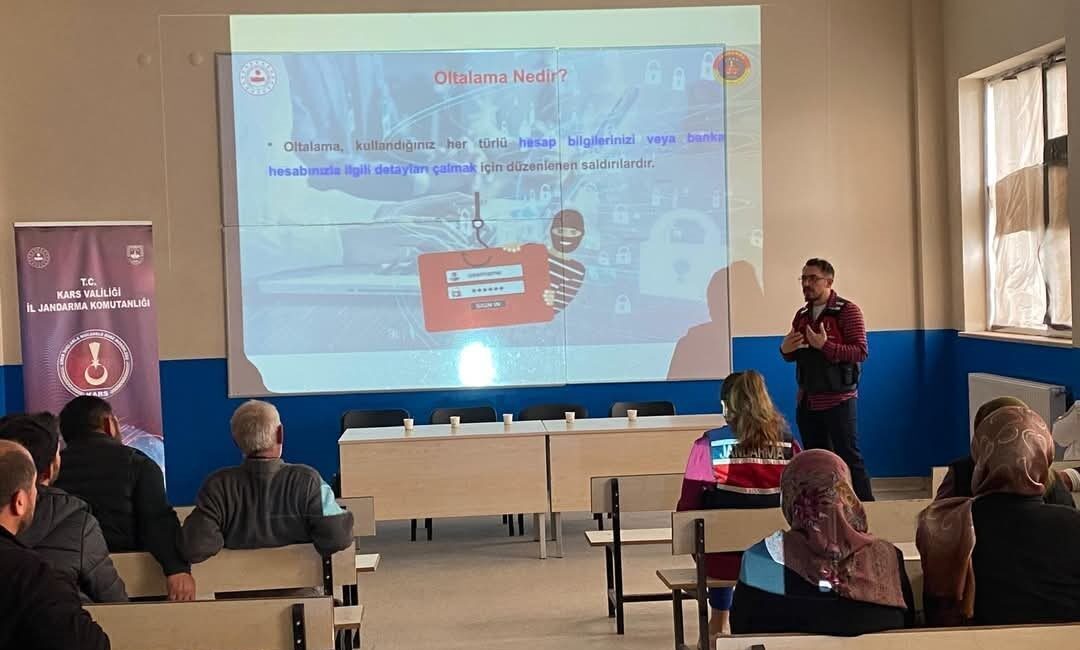 Akyaka’da düzenlenen bilgilendirme etkinliğinde vatandaşlara siber suçlar ve dijital güvenlik