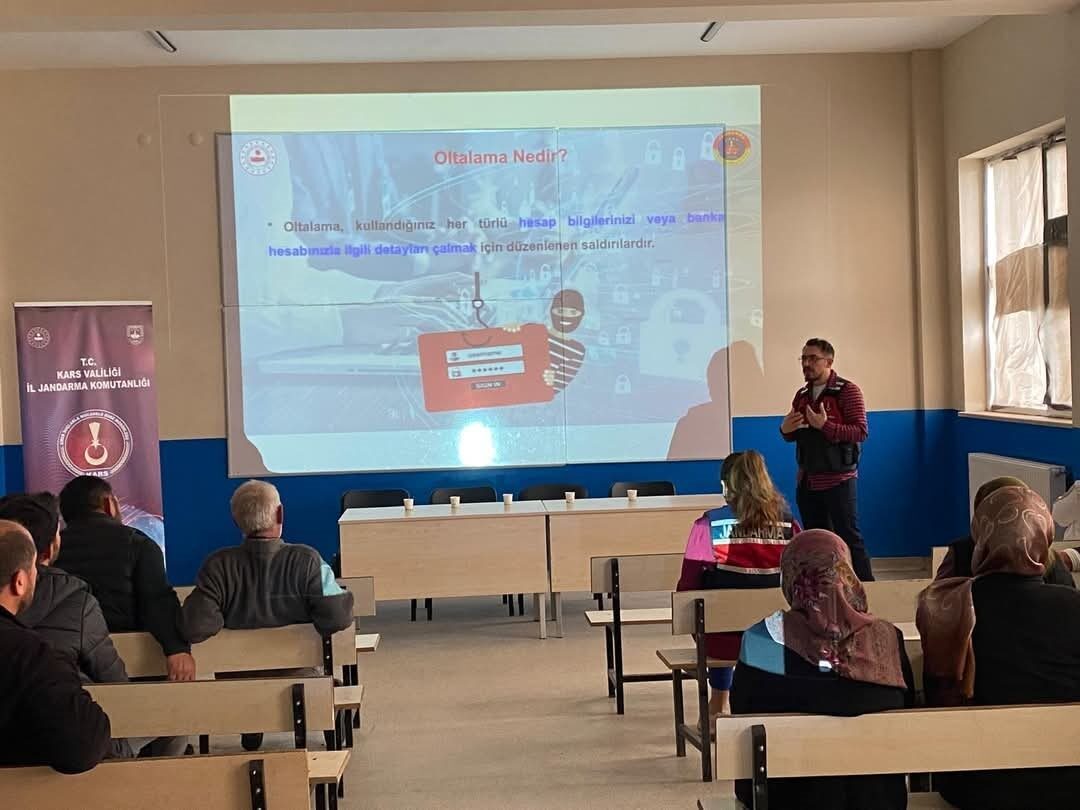 Akyaka’da düzenlenen bilgilendirme etkinliğinde vatandaşlara siber suçlar ve dijital güvenlik