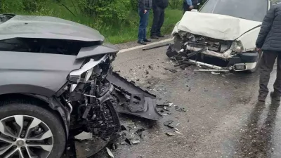 Zonguldak'ın Alaplı ilçesinde kafa kafaya çarpışan iki otomobil kazasında 2
