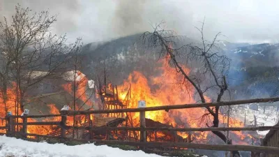 Kastamonu’nun İnebolu ilçesinde çıkan yangında 3 katlı ahşap ev kullanılmaz