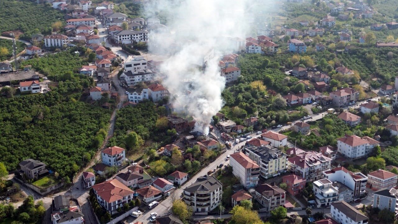 Sakarya’nın Karasu ilçesinde tek katlı ev alev alev yandı. İtfaiye