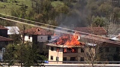 Kastamonu’nun Daday ilçesinde üç katlı yarı betonarme bina, çıkan yangında