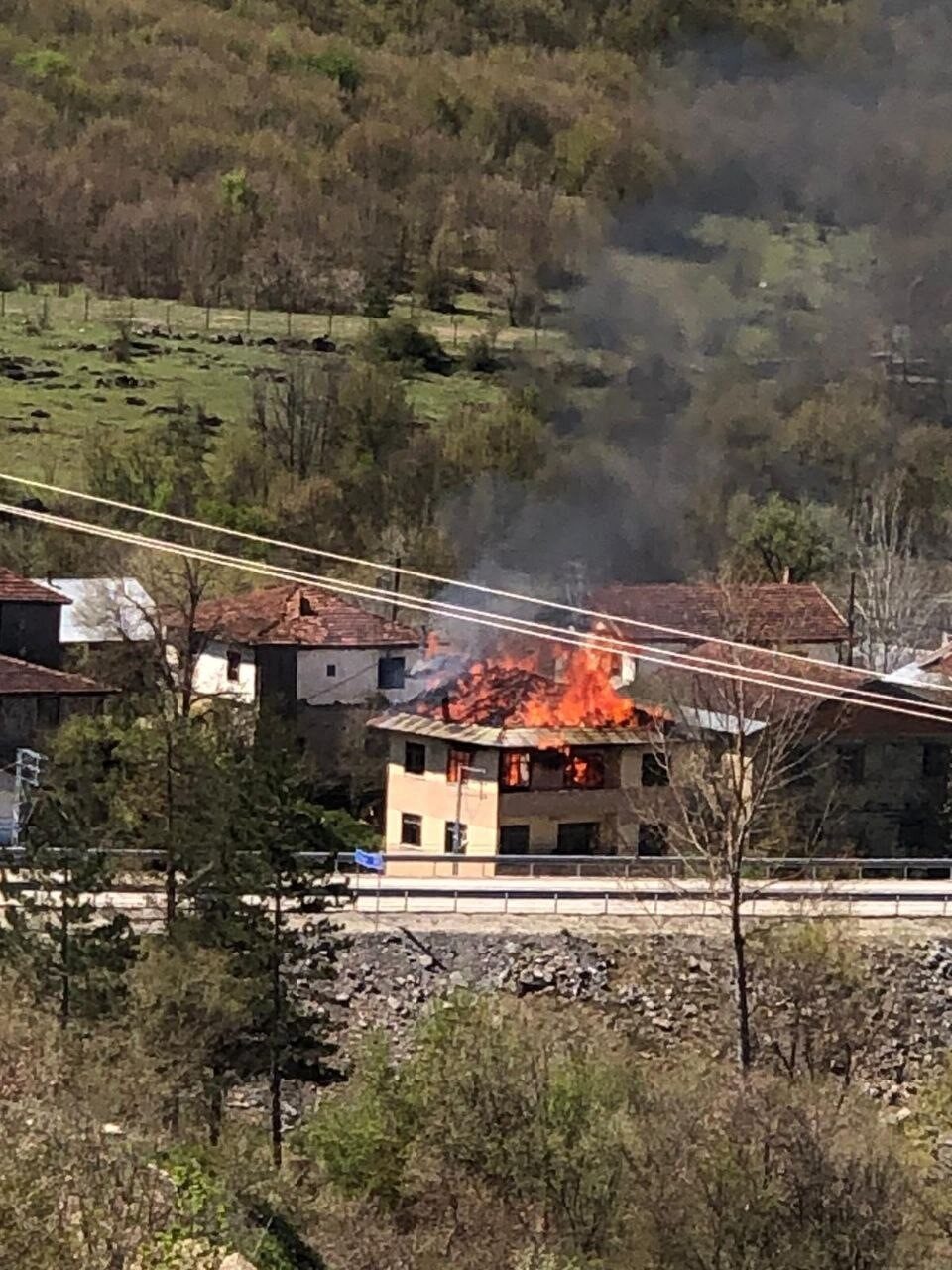 Kastamonu’nun Daday ilçesinde üç katlı yarı betonarme bina, çıkan yangında