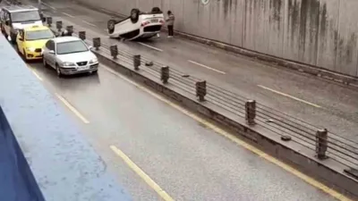 Adapazarı'nda Adnan Menderes Caddesi'ndeki alt geçitte meydana gelen kazada araç