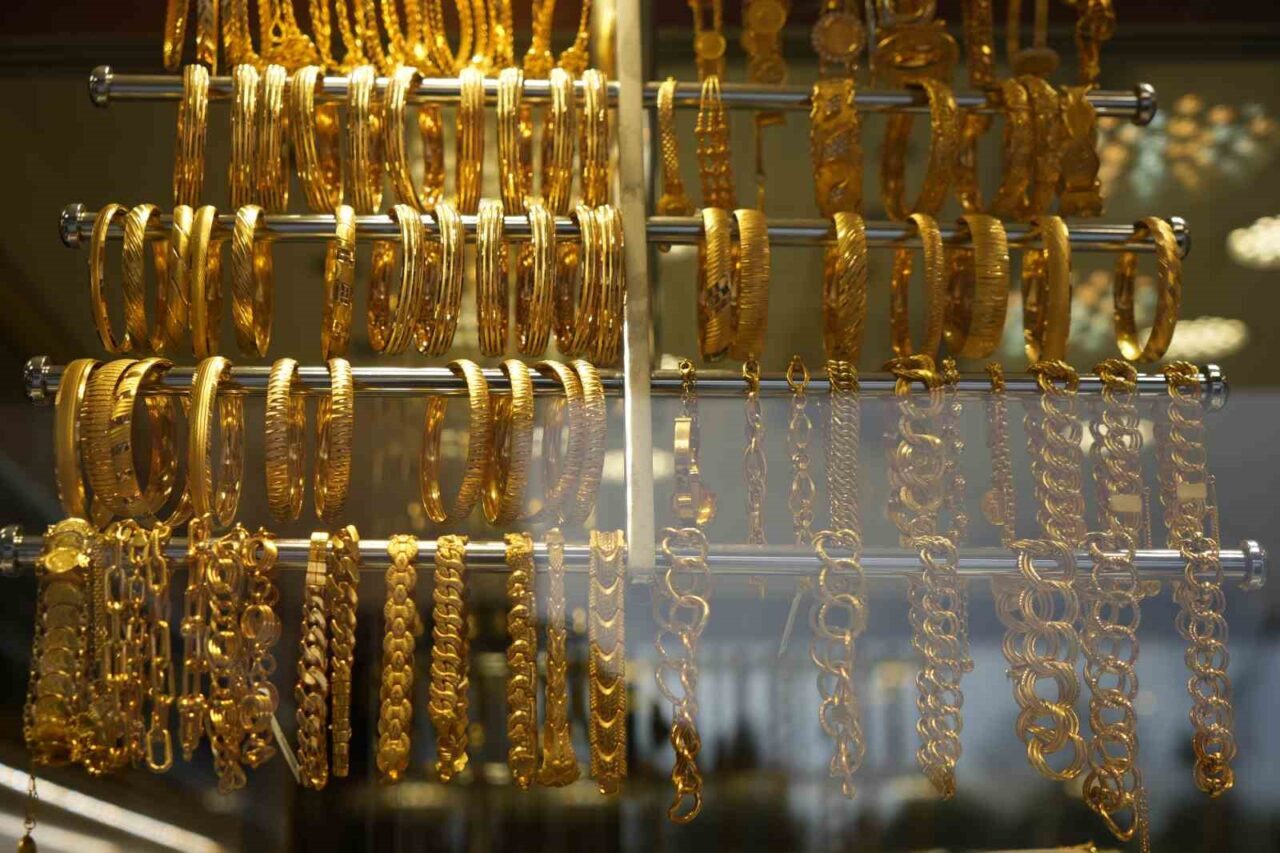 Erzincan’da faaliyet gösteren Nazir Kuyumculuk, 45. kuruluş yıldönümü nedeniyle maliyetine