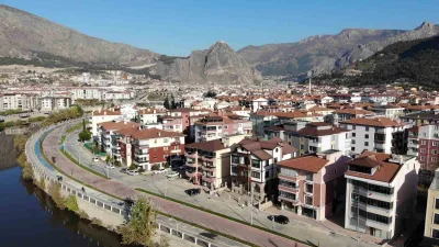Amasya’da dün yaşanan 4.6 büyüklüğündeki depremde yıkılan bir binada 3