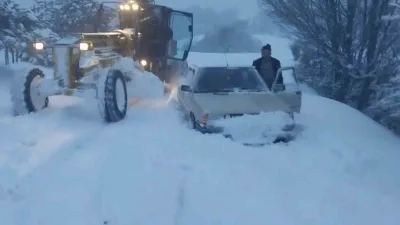 Amasya’da karla kaplı köy yolunda araçlarıyla mahsur kalan aileyi, yakıtları