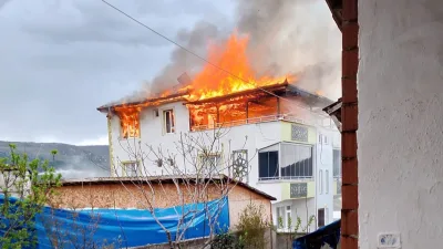 Amasya'da Yerkozlu köyünde çıkan yangında Ahmet Çiftçi'ye ait 3 katlı