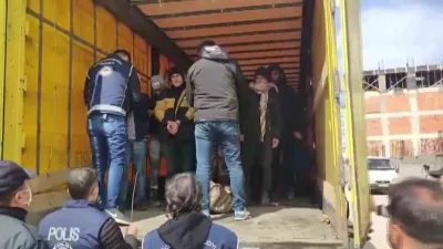 Amasya’nın Gümüşhacıköy ilçesinde tır dorsesinde Afganistan uyruklu 10 kaçak göçmen