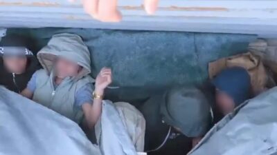 Amasya’nın Merzifon ilçesinde polisin durdurduğu tırın dorsesinde 10 kaçak göçmen