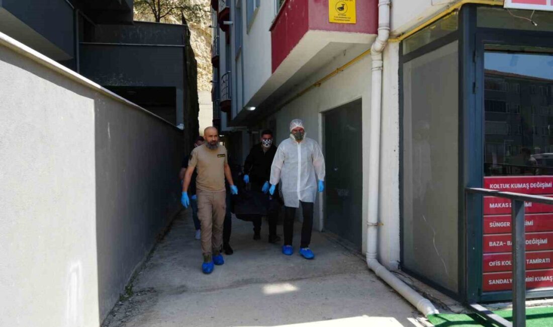 Kastamonu’da apartmanı saran koku ihbarı üzerine ekiplerin girdiği evde, 28