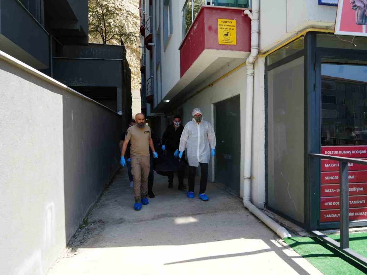 Kastamonu’da apartmanı saran koku ihbarı üzerine ekiplerin girdiği evde, 28