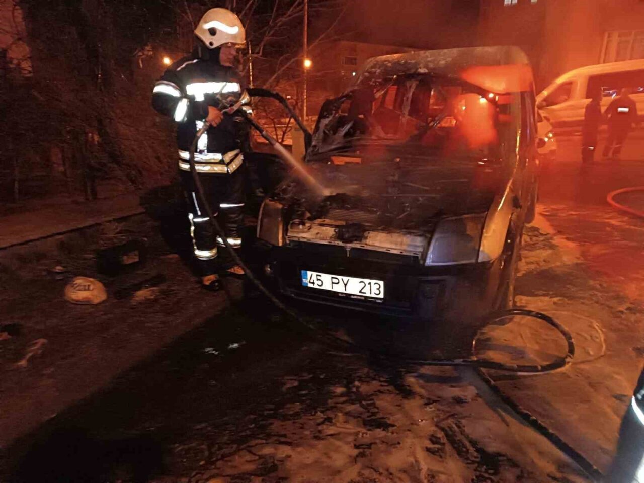 Erzurum’da bir araçta meydana gelen yangın yürekleri ağza getirdi. İtfaiye