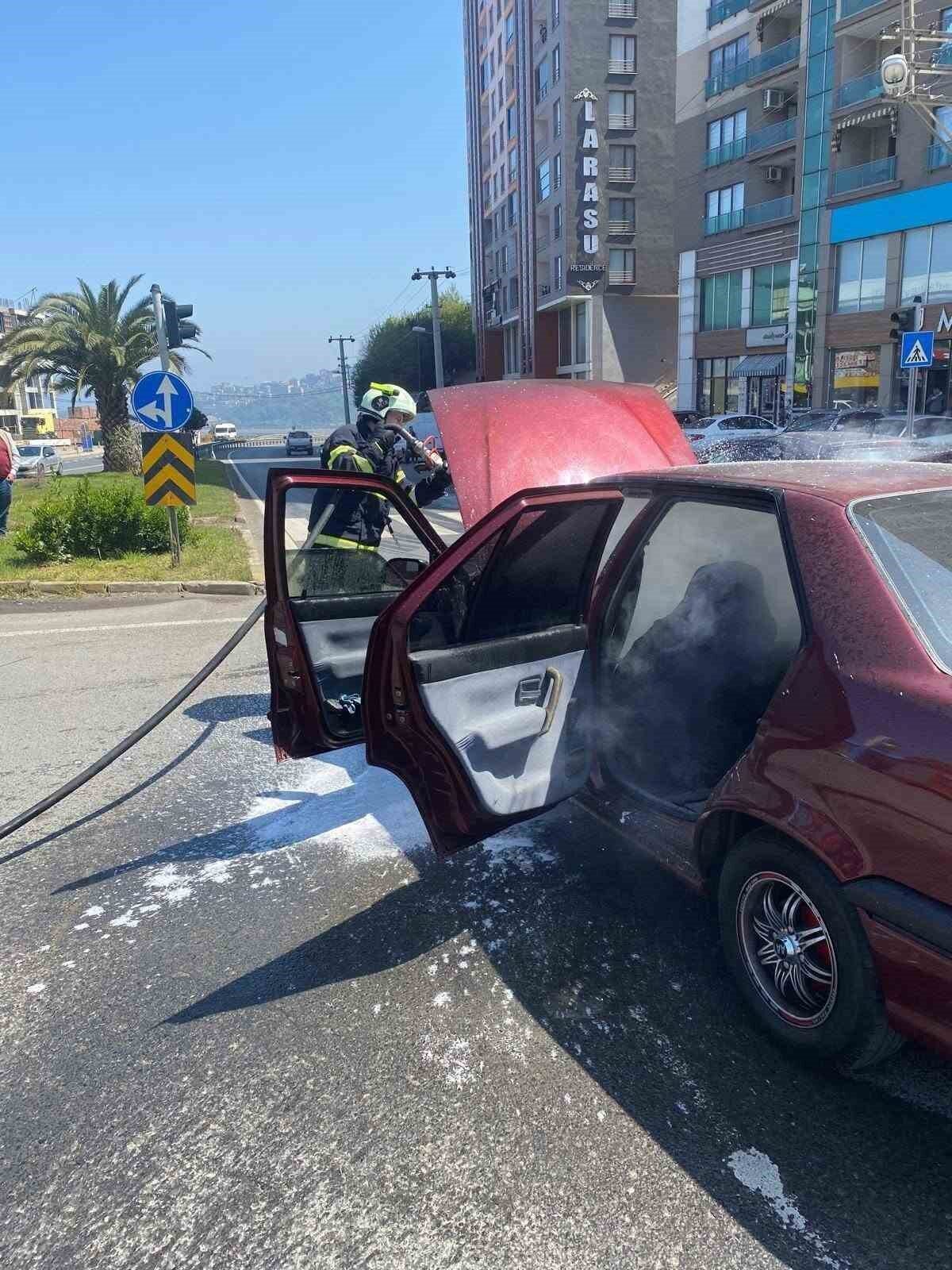 Zonguldak’ın Kozlu ilçesinde bir otomobilde çıkan yangın ekipleri harekete geçirdi.