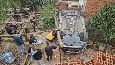 Zonguldak'ta Kumsal G. adlı sürücü, aracını park ederken yüksekten düşerek