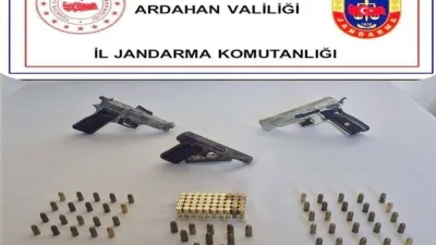 Ardahan’ın Hanak ilçesinde evinde 3 ruhsatsız tabanca, 48 adet 7.65