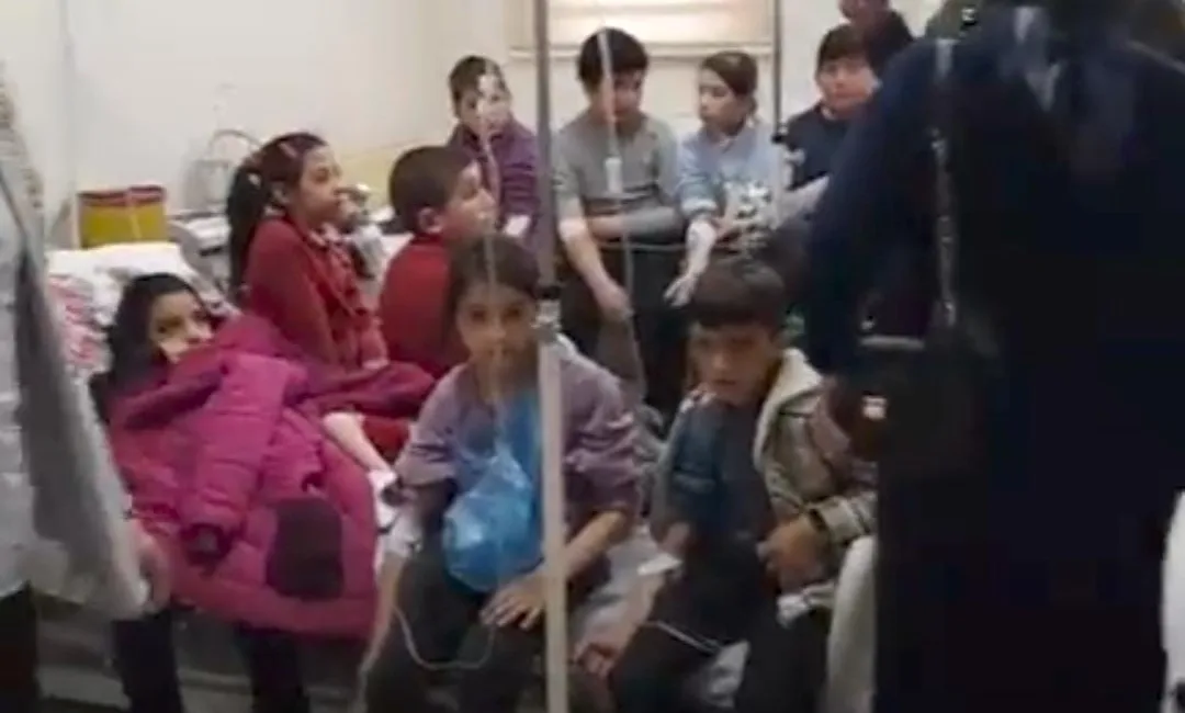 Ardahan'ın Hanak ve Çıldır ilçelerinde okul yemekhanesinde öğle yemeği yiyen