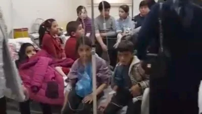 Ardahan'ın Hanak ve Çıldır ilçelerinde okul yemekhanesinde öğle yemeği yiyen