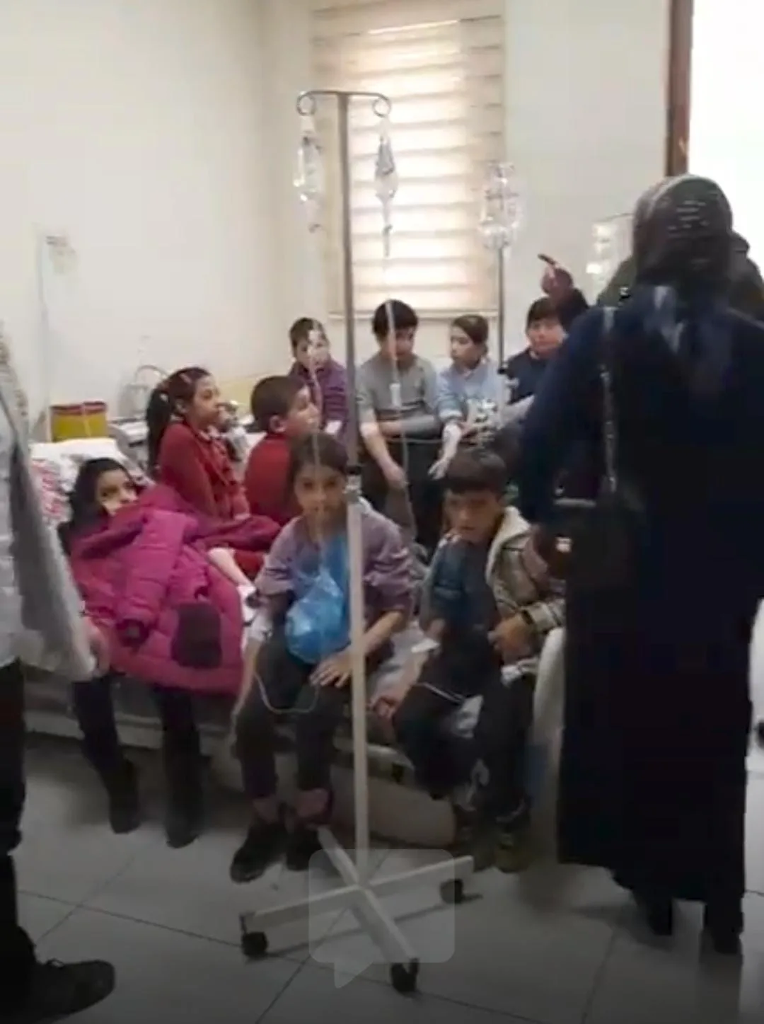 Ardahan'ın Hanak ve Çıldır ilçelerinde okul yemekhanesinde öğle yemeği yiyen