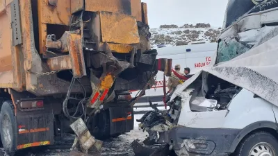 Kars kara yolunda kamyonetin kar küreme aracına çarpması sonucu 1