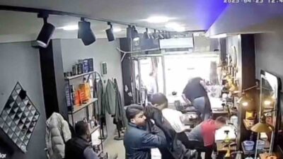İstanbul’da meydana gelen deprem esnasında Arnavutköy’de bir erkek kuaförü, tıraş