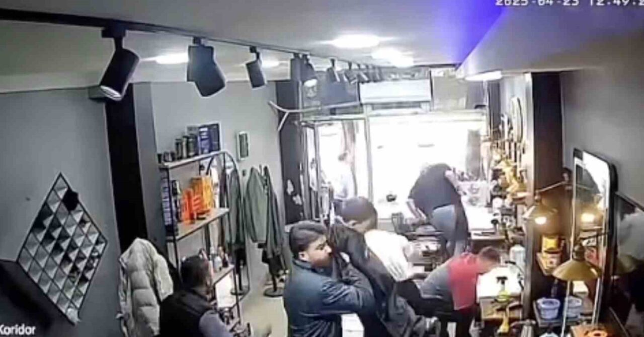 İstanbul’da meydana gelen deprem esnasında Arnavutköy’de bir erkek kuaförü, tıraş