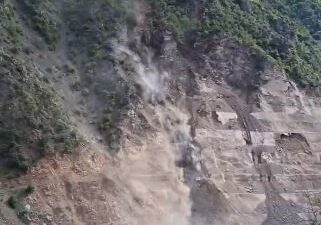 Artvin-Şavşat Karayolu’nun 25. kilometresinde bir günde üçüncü kez heyelan meydana