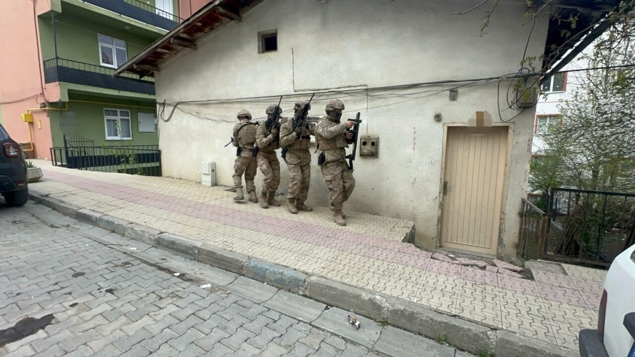 Artvin ve Trabzon’da silah kaçakçılığına yönelik düzenlenen eş zamanlı operasyonlarda