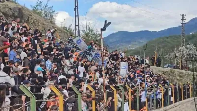 Artvin'de Murgul Belediyespor ile Kemalpaşaspor arasındaki amatör futbol maçında tribünde