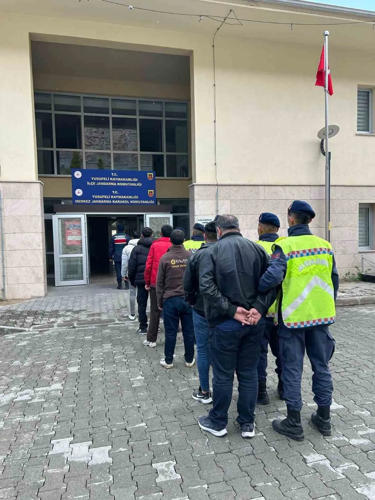 Artvin'de yapılan istihbari çalışmalar sonucunda düzensiz göçmen taşıyan 2 organizatör