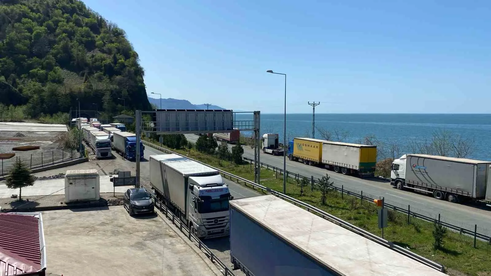 Artvin'deki Sarp Sınır Kapısı'nda bekleyen tır sürücüleri, Ramazan Bayramı'nı kuyrukta