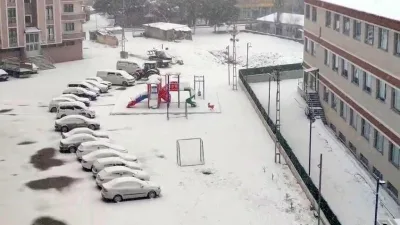 Erzurum’un Aşkale ilçesinde dün akşam itibariyle başlayan kar yağışı ilçe