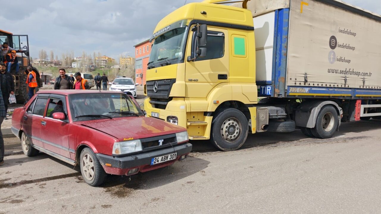 Erzurum’un Aşkale ilçesinde ışıklarda tırın sürüklediği otomobildeki 3 kişi yaralandı.