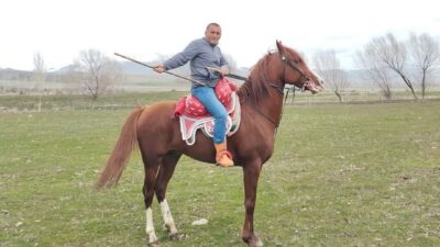Erzurum’da cirit dostluk maçında at üstünde kalp krizi geçiren sporcu