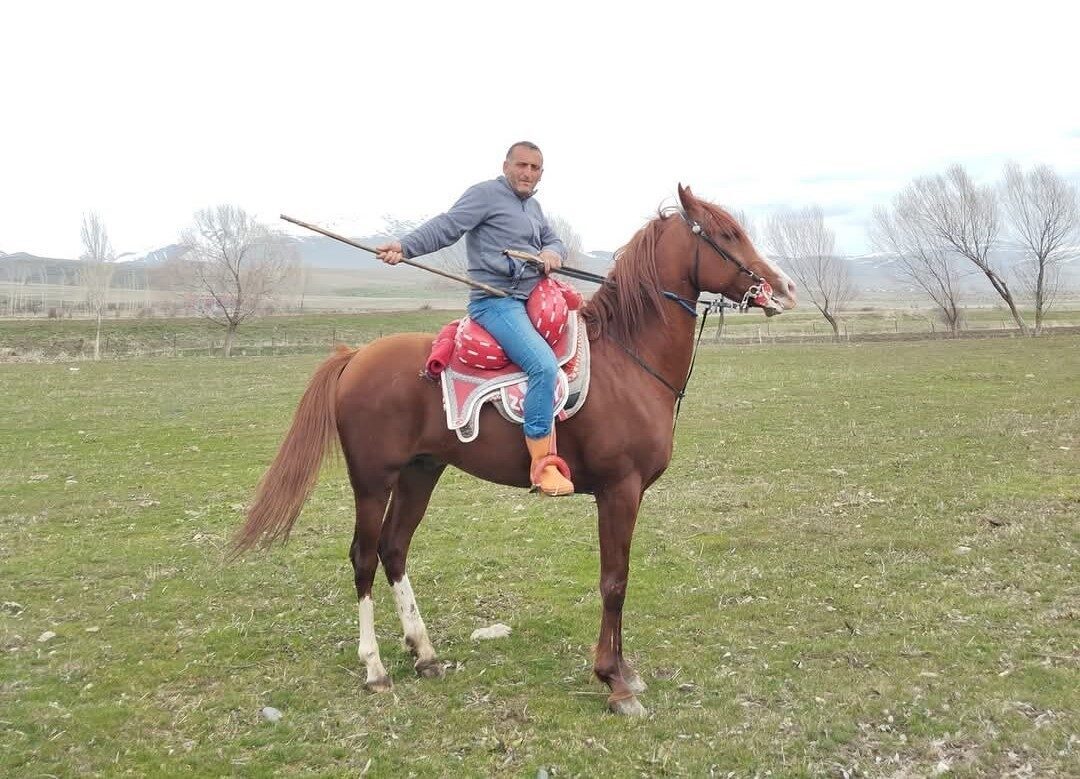 Erzurum’da cirit dostluk maçında at üstünde kalp krizi geçiren sporcu