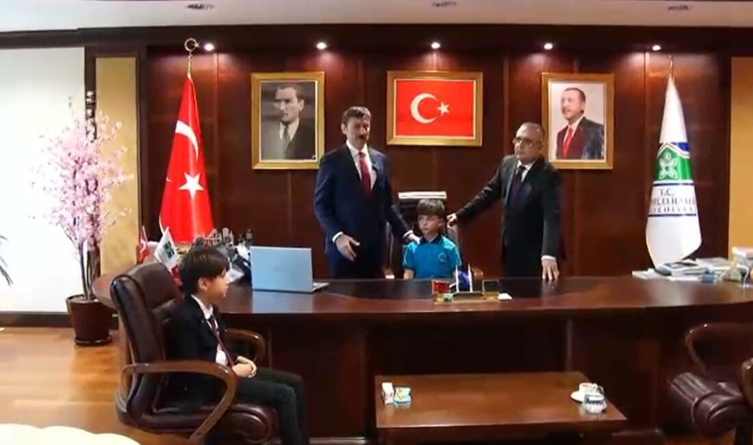 Bahçelievler Belediyesi’nde 23 Nisan töreninde öğrencilere makam devredildiği sırada depreme