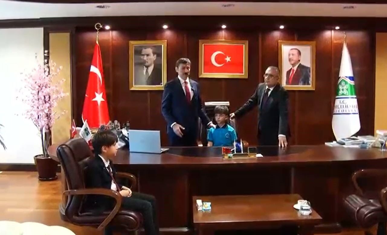 Bahçelievler Belediyesi’nde 23 Nisan töreninde öğrencilere makam devredildiği sırada depreme