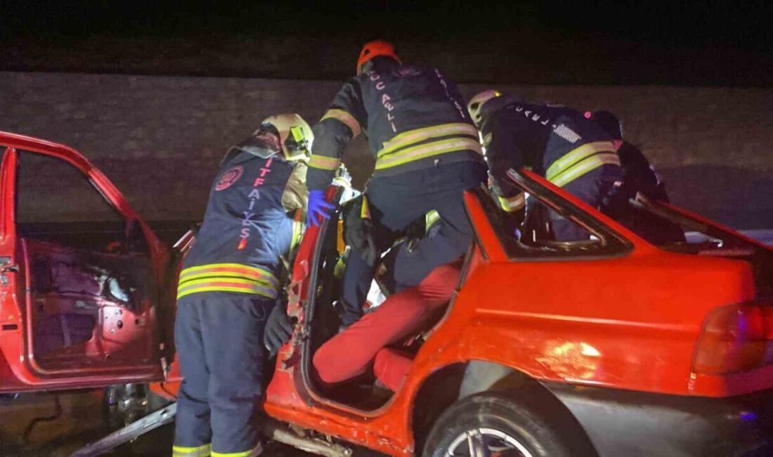 Kocaeli-Kandıra Yolu’nda meydana gelen trafik kazasında bariyerlere giren otomobildeki iki