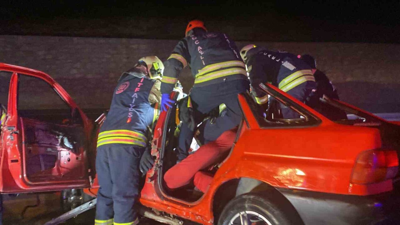 Kocaeli-Kandıra Yolu’nda meydana gelen trafik kazasında bariyerlere giren otomobildeki iki