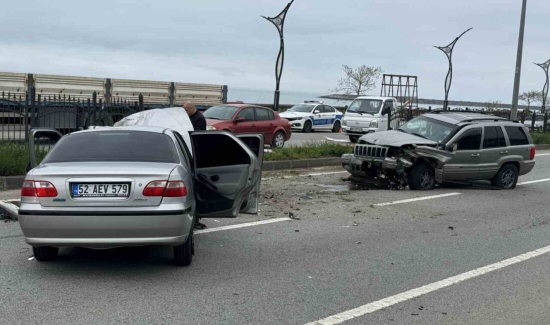 Giresun’da bariyerleri aşarak karşı şeride geçen araç, başka bir otomobille