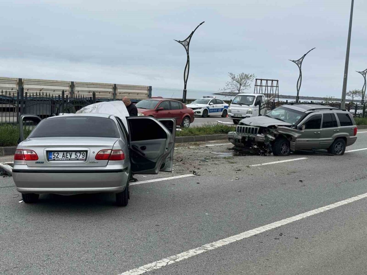Giresun’da bariyerleri aşarak karşı şeride geçen araç, başka bir otomobille