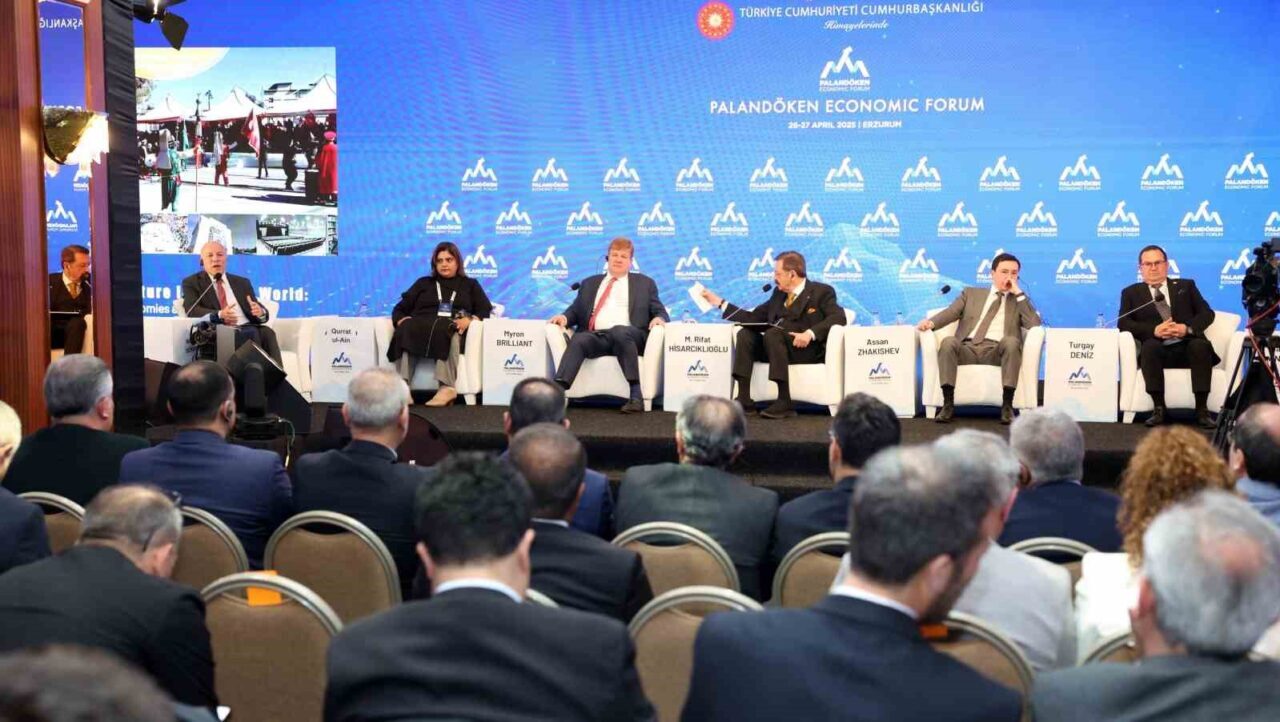 Erzurum Büyükşehir Belediye Başkanı Mehmet Sekmen, Palandöken Ekonomi Forumu’nda iş