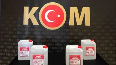 Bayburt'ta polisler, şüpheli bir şahsın koli içerisinde 20 litre etil