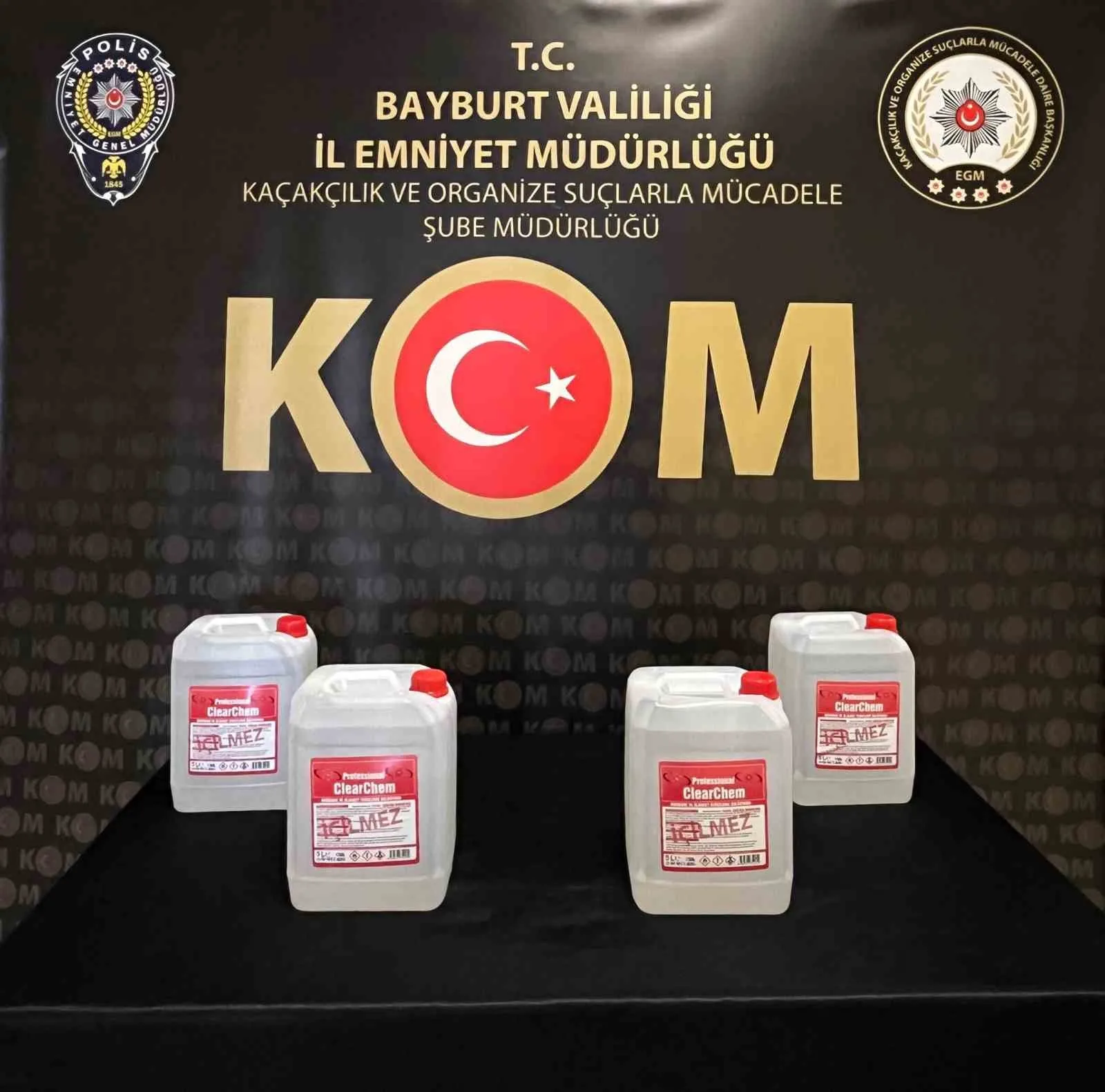 Bayburt'ta polisler, şüpheli bir şahsın koli içerisinde 20 litre etil