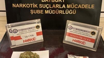 Bayburt’ta polisin durdurarak arama yaptığı araç içerisinde bulunan 4 kişinin