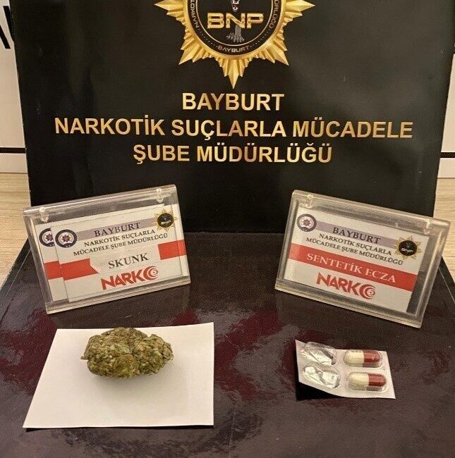 Bayburt’ta polisin durdurarak arama yaptığı araç içerisinde bulunan 4 kişinin