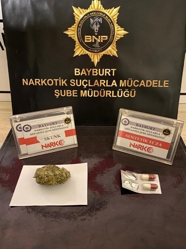 Bayburt’ta polisin durdurarak arama yaptığı araç içerisinde bulunan 4 kişinin