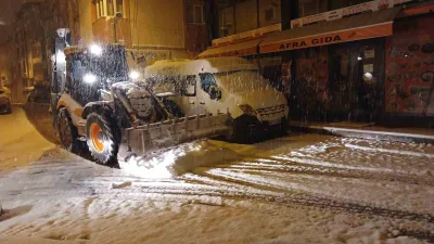 Bayburt’ta etkili olan kar yağışı ile birlikte, belediye ekipleri şehir