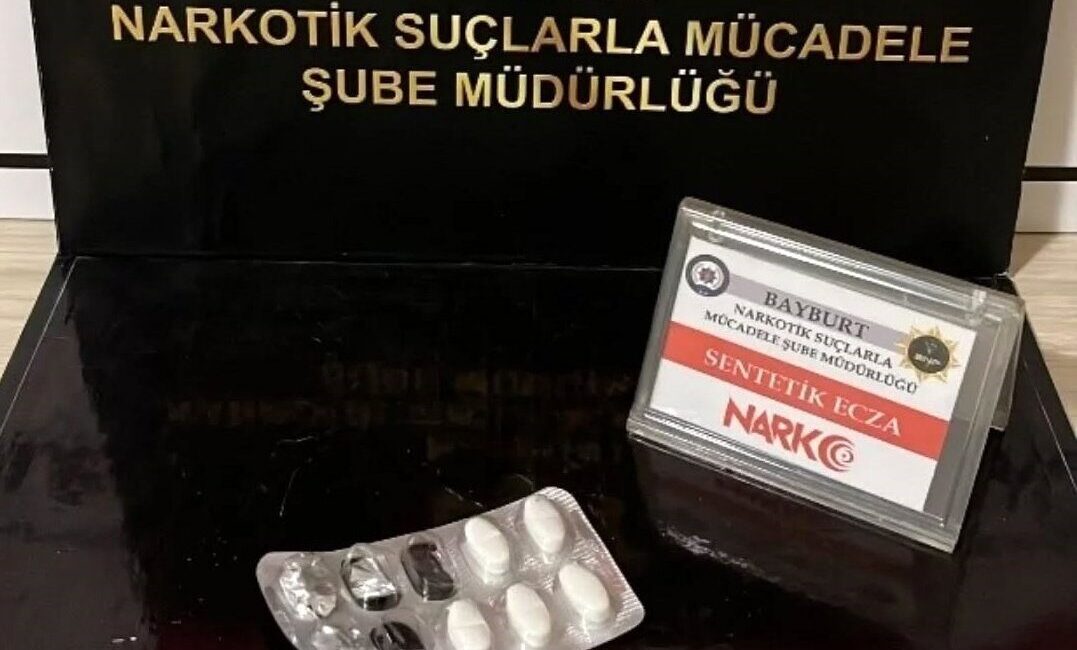 Bayburt’ta durdurulan araçta bir miktar sentetik hap ele geçirildi. Narkotik